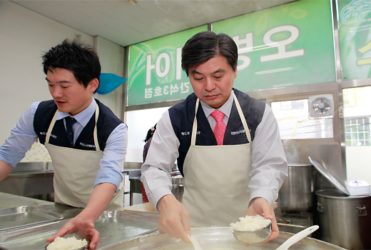 무료급식소 사랑의 쌀 전달 사진